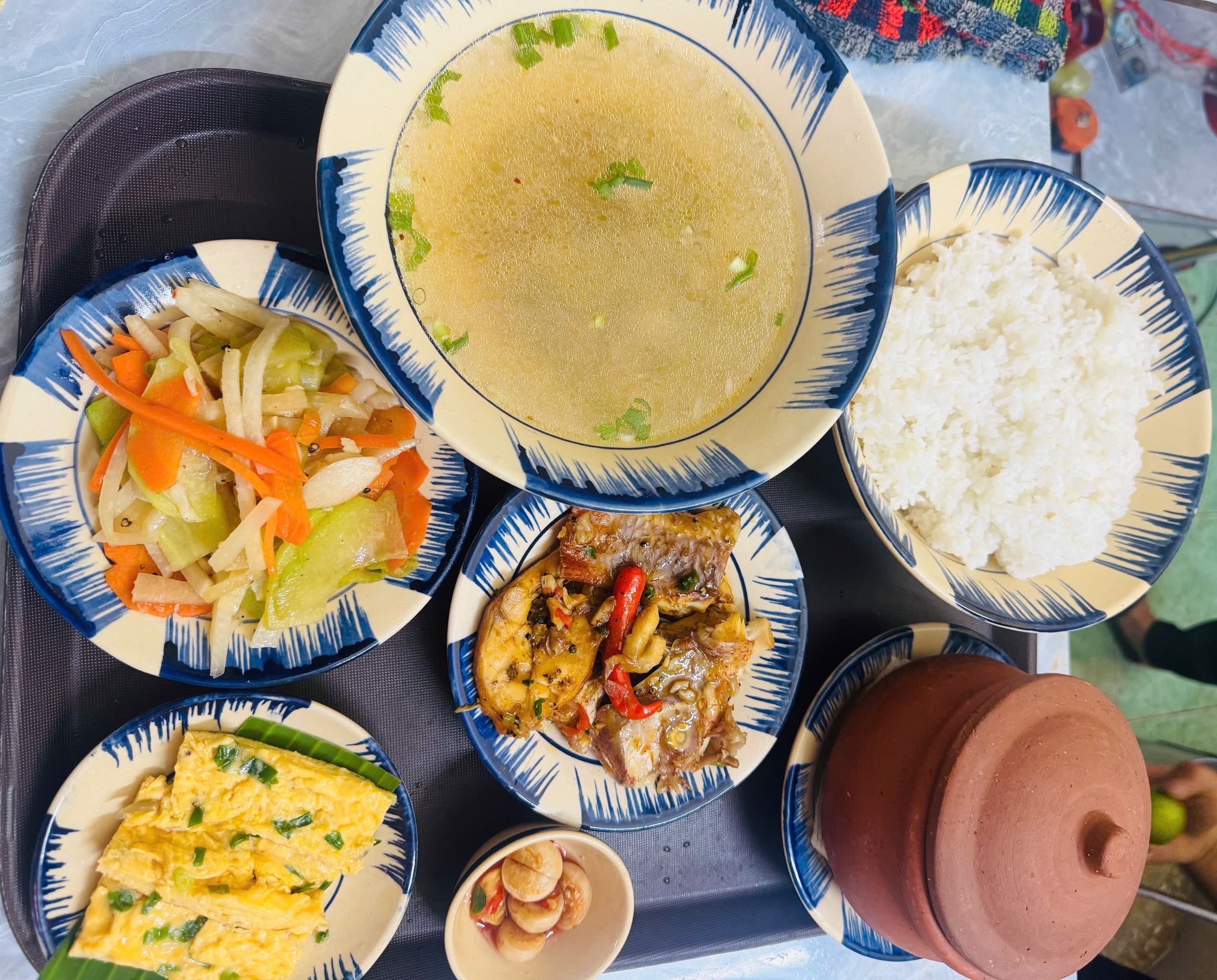 Cơm phần với canh bí, trứng chiên
