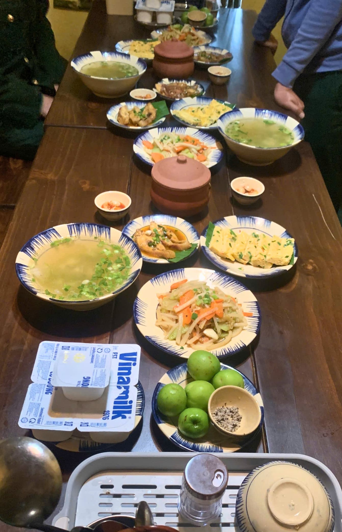 Bàn cơm cho nhóm khách