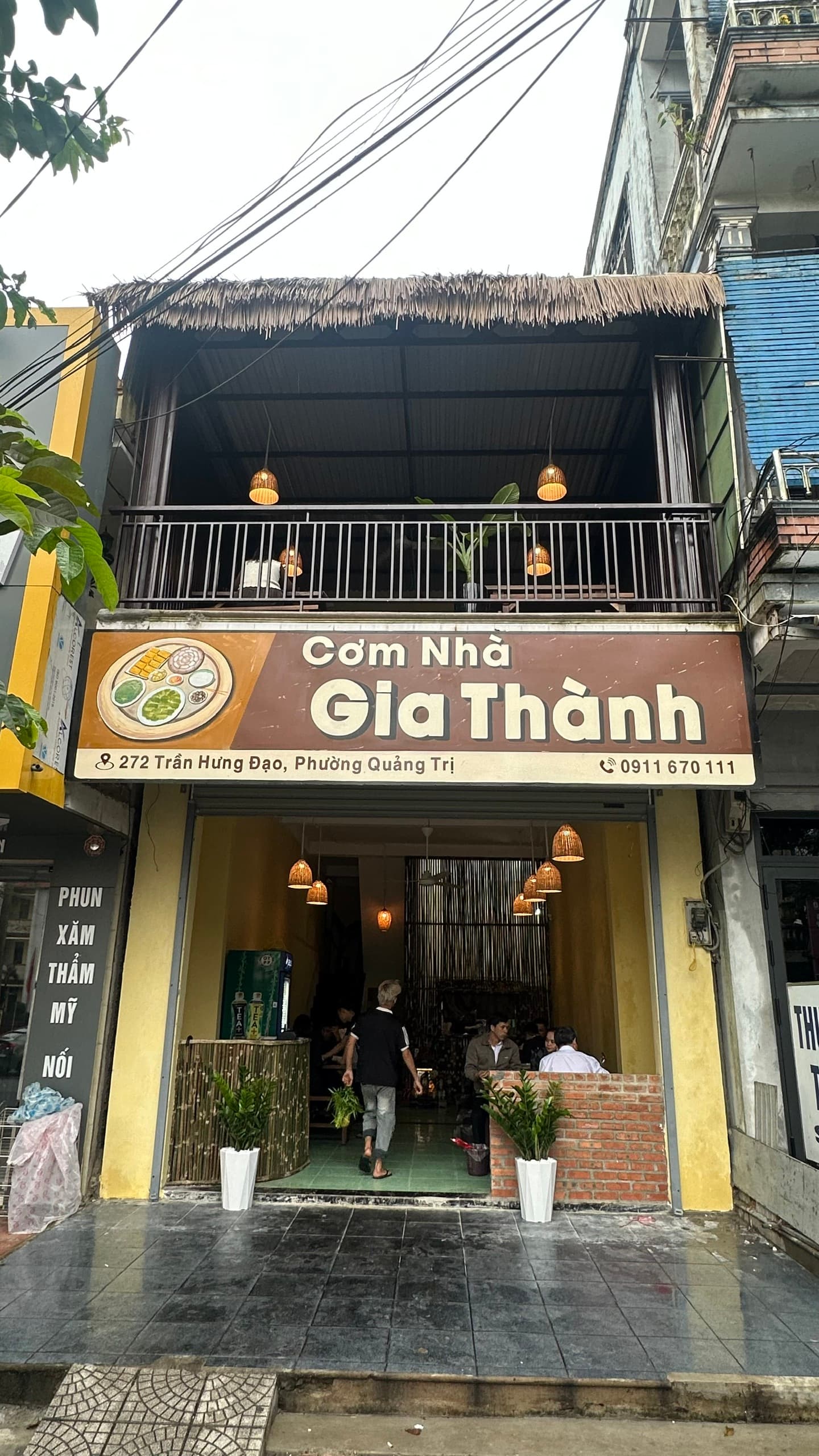 Quán nhìn từ ngoài đường