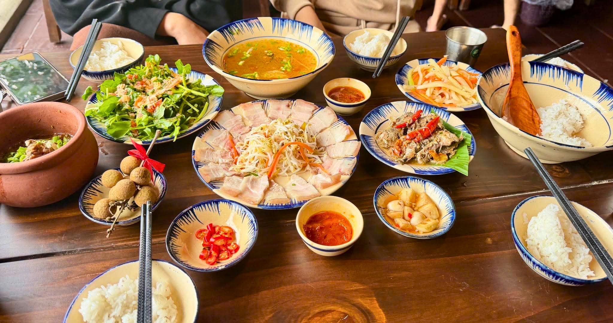 Mâm cơm nhà Gia Thành